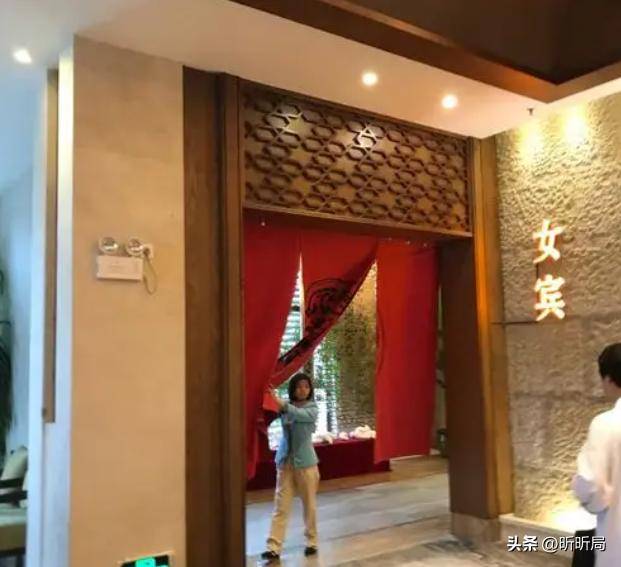 液男子误入女宾区洗浴中心赔偿解释pg电子免费模拟器女子裸身涂乳(图7)